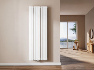 Weißer Design-Heizkörper in vertikaler Ausführung für ein modern gestaltetes Zuhause