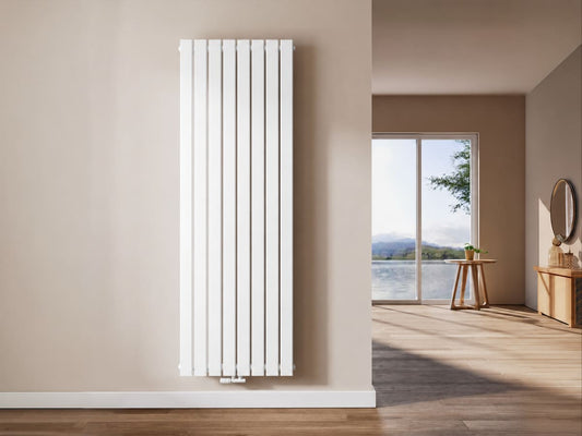 Weißer Design-Heizkörper in vertikaler Ausführung für ein modern gestaltetes Zuhause