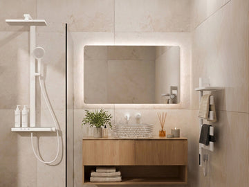 Moderne Badezimmer-Einrichtung von EMKE mit LED-Badspiegel und Duschkabine