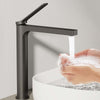 Waschtischarmatur mit abgewinkeltem Griff und wassersparendem Strahl