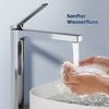 Waschtischarmatur mit abgewinkeltem Griff und wassersparendem Strahl