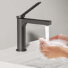 Waschtischarmatur mit abgewinkeltem Griff und wassersparender Funktion