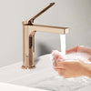 Waschtischarmatur mit abgewinkeltem Griff und wassersparender Funktion
