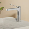 Waschtischarmatur mit abgewinkeltem Griff und wassersparender Funktion