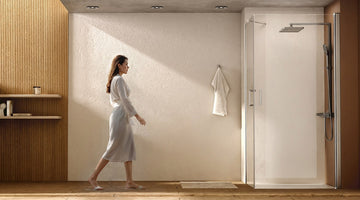 Moderne minimalistische Duschkabine aus Glas, elegantes Duschsystem im deutschen Design